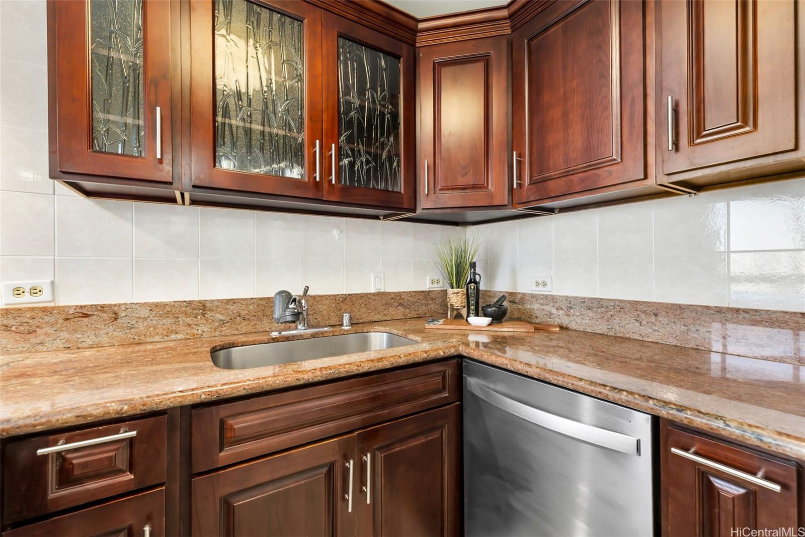 Liliuokalani Gardens condo # II-2116, Honolulu, Hawaii - photo 7 of 21