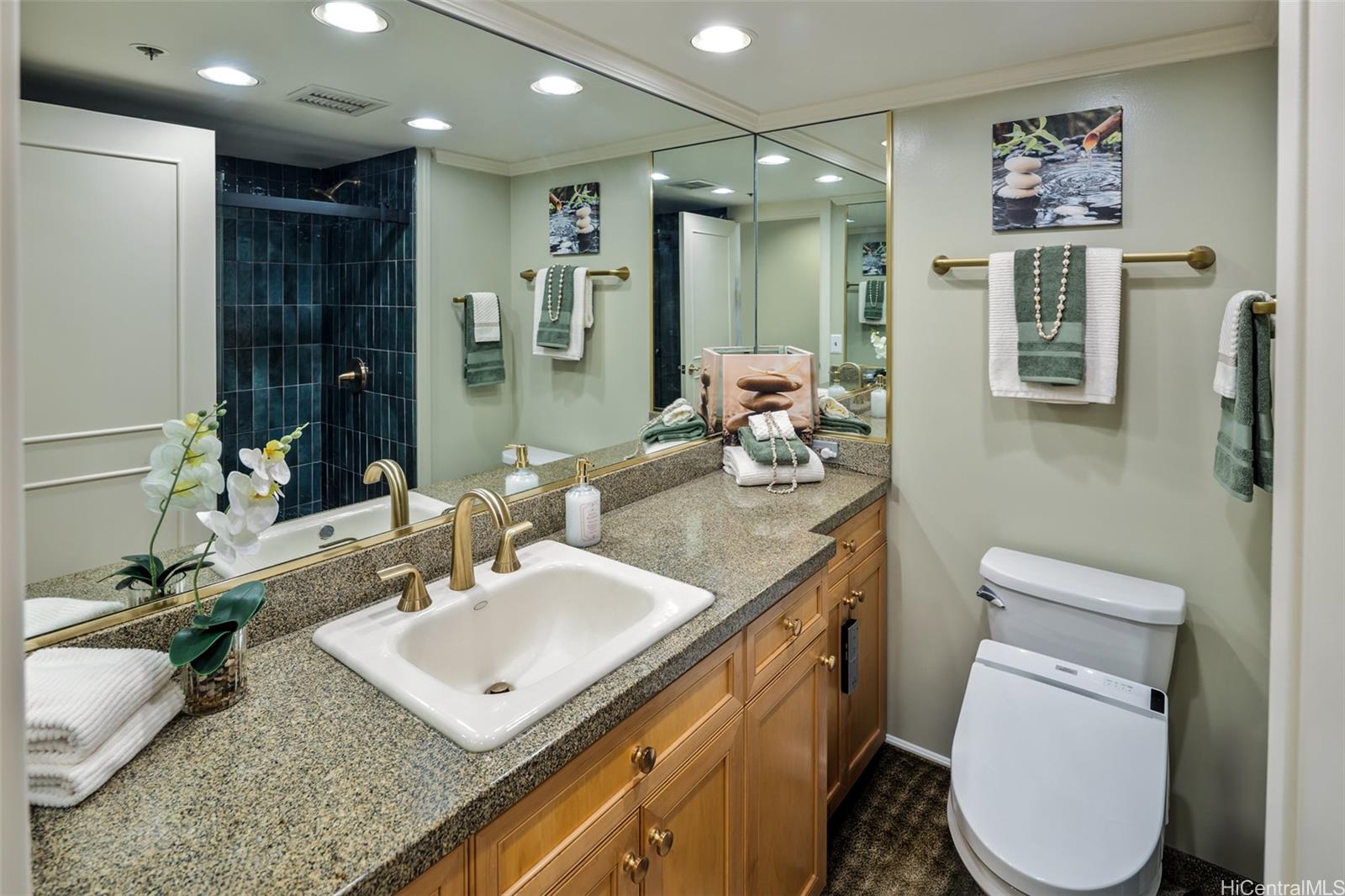 Liliuokalani Gardens condo # II2417, Honolulu, Hawaii - photo 14 of 20