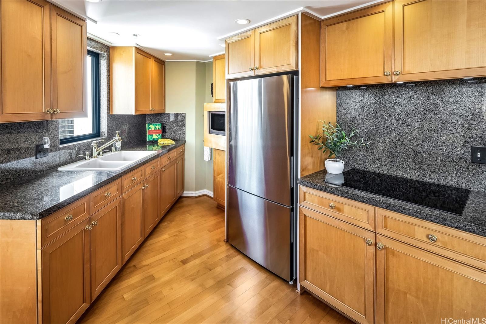 Liliuokalani Gardens condo # II2417, Honolulu, Hawaii - photo 5 of 20