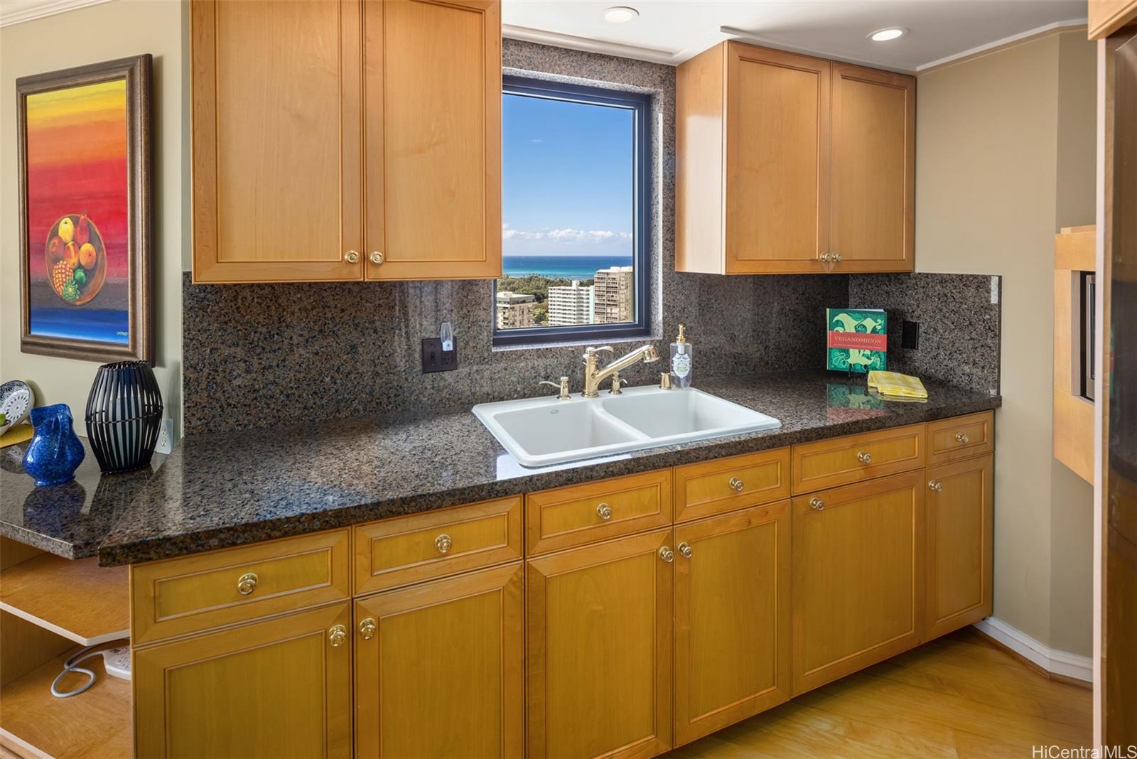 Liliuokalani Gardens condo # II2417, Honolulu, Hawaii - photo 6 of 20