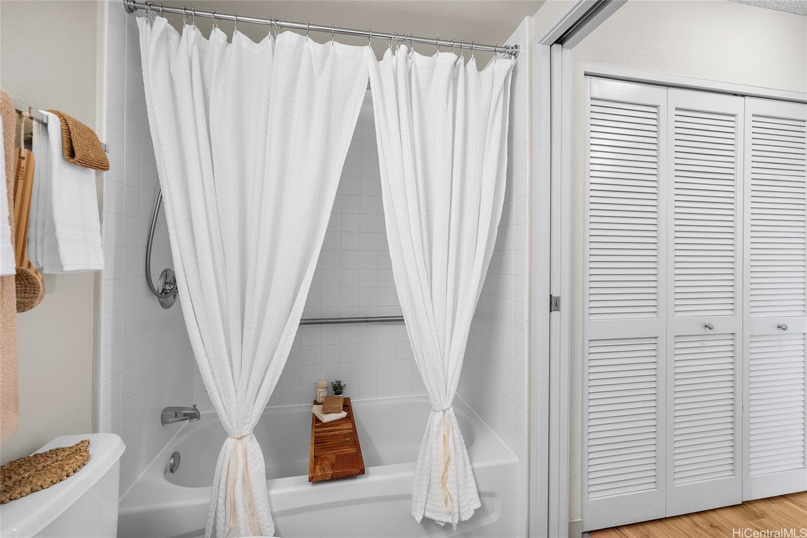 Country Club Village 6 condo # 1403, Honolulu, Hawaii - photo 6 of 17