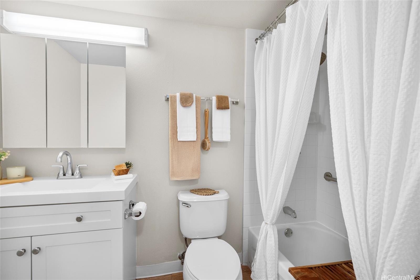 Country Club Village 6 condo # 1403, Honolulu, Hawaii - photo 6 of 17