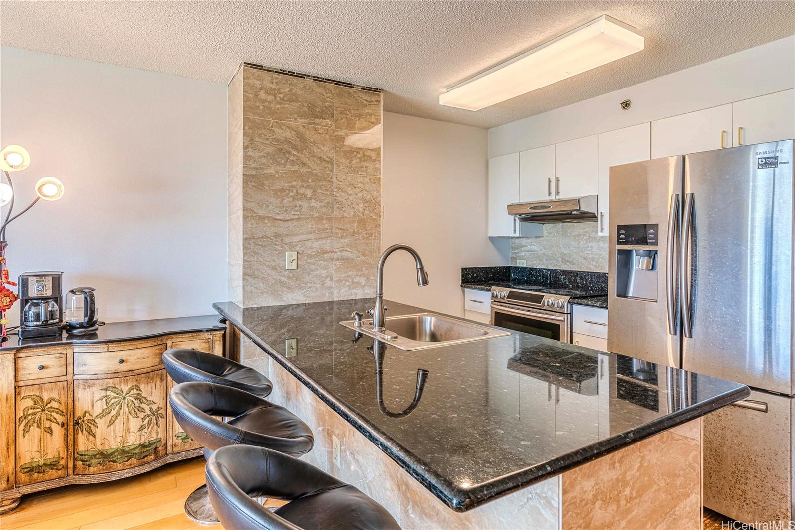 Country Club Village 6 condo # 1505, Honolulu, Hawaii - photo 3 of 17