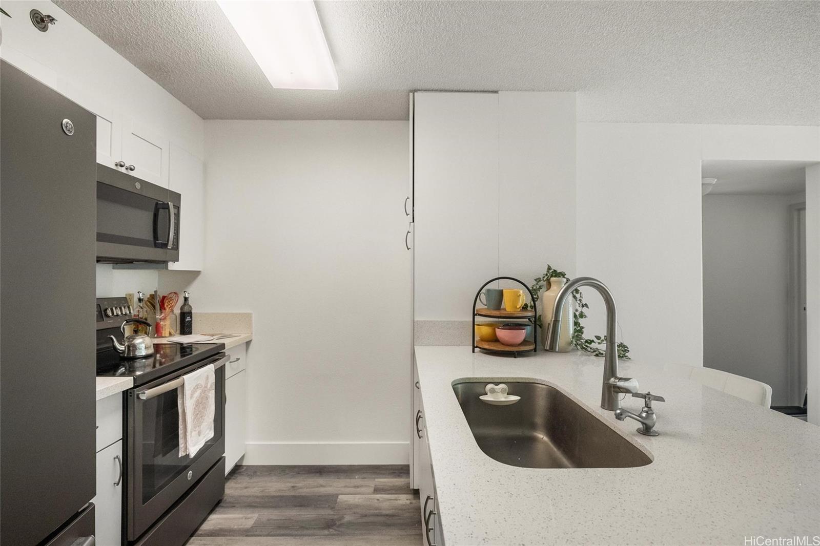 Country Club Village 6 condo # 214, Honolulu, Hawaii - photo 3 of 19