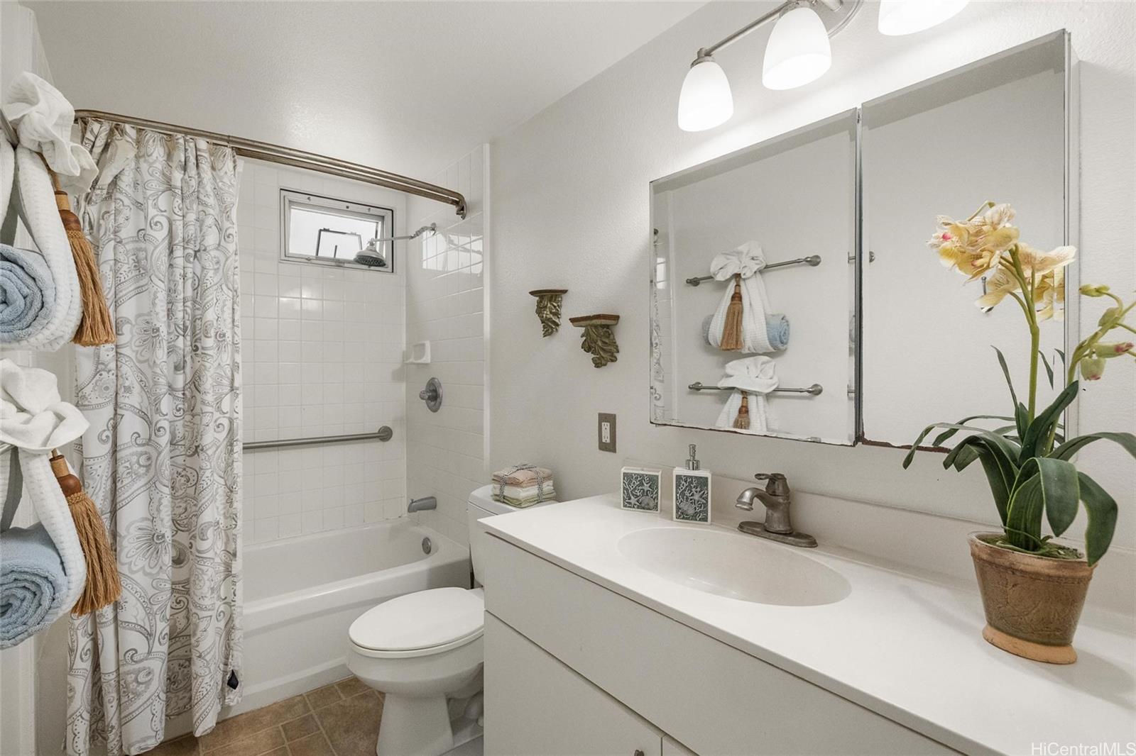 Country Club Village 6 condo # 214, Honolulu, Hawaii - photo 9 of 19