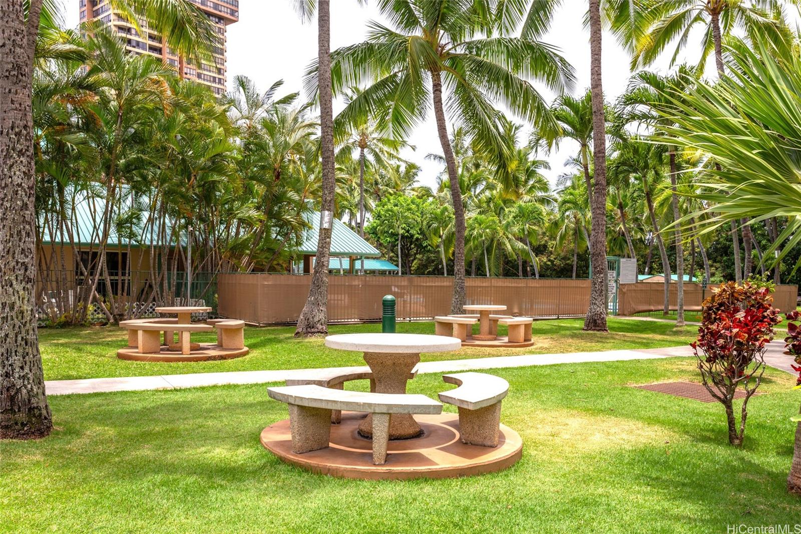 Country Club Village 6 condo # 810, Honolulu, Hawaii - photo 8 of 13