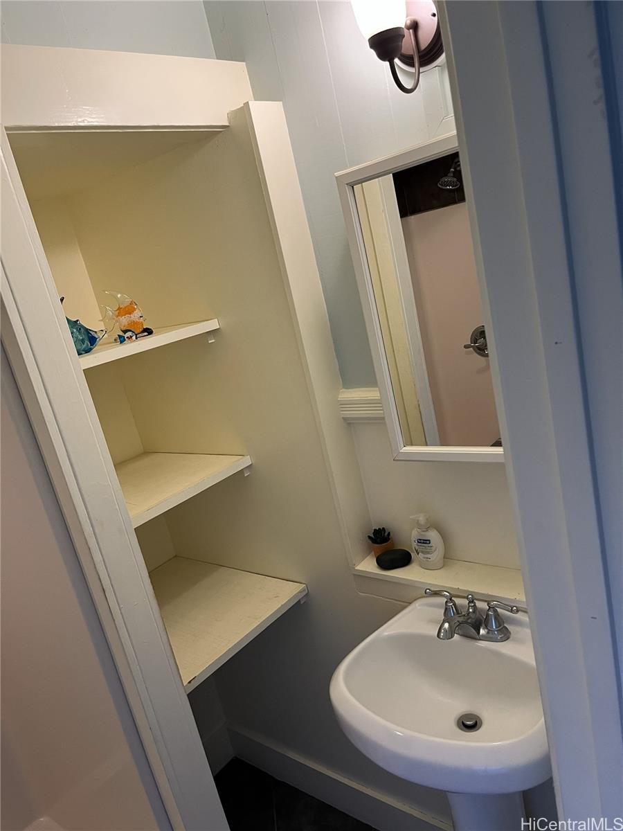 301  Ponahawai St Hilo, South Hilo home - photo 8 of 12