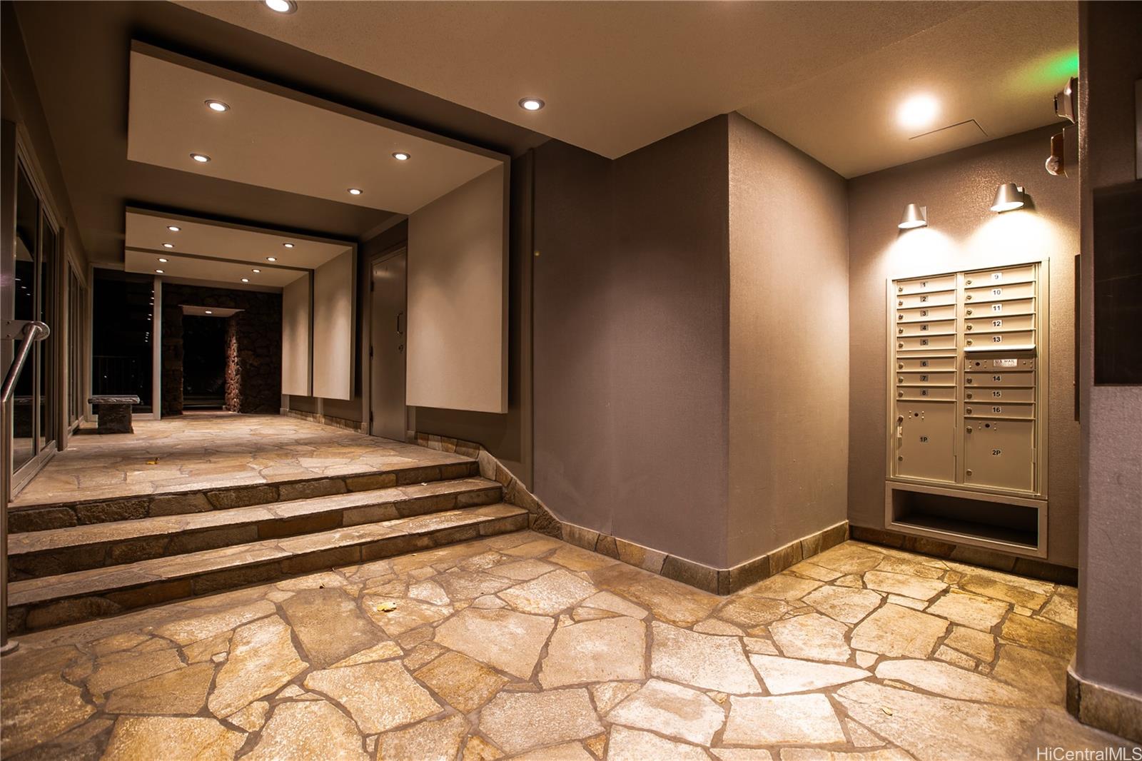 Oceanside Manor condo # 402, Honolulu, Hawaii - photo 23 of 25