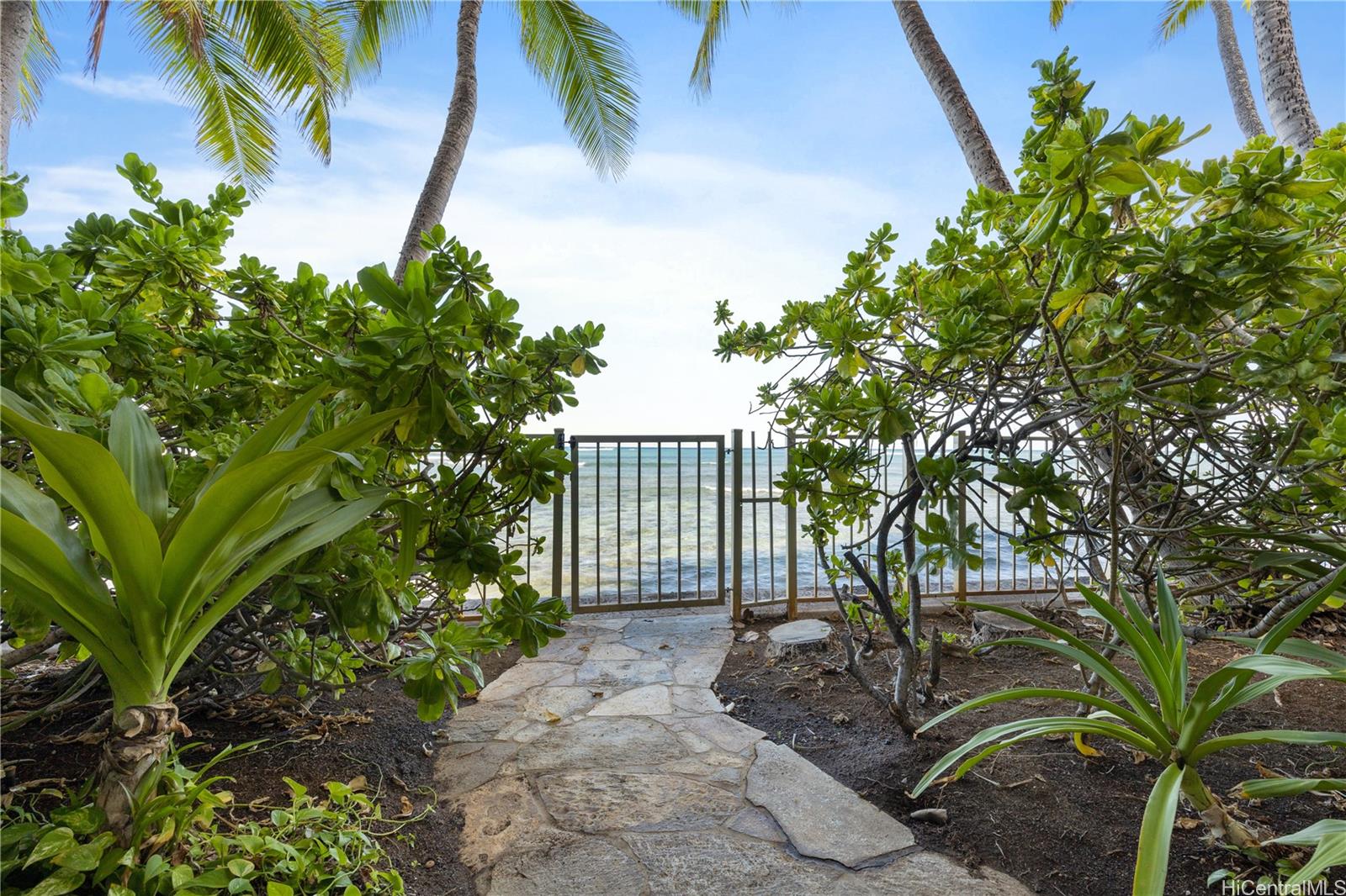 Oceanside Manor condo # 902, Honolulu, Hawaii - photo 17 of 24