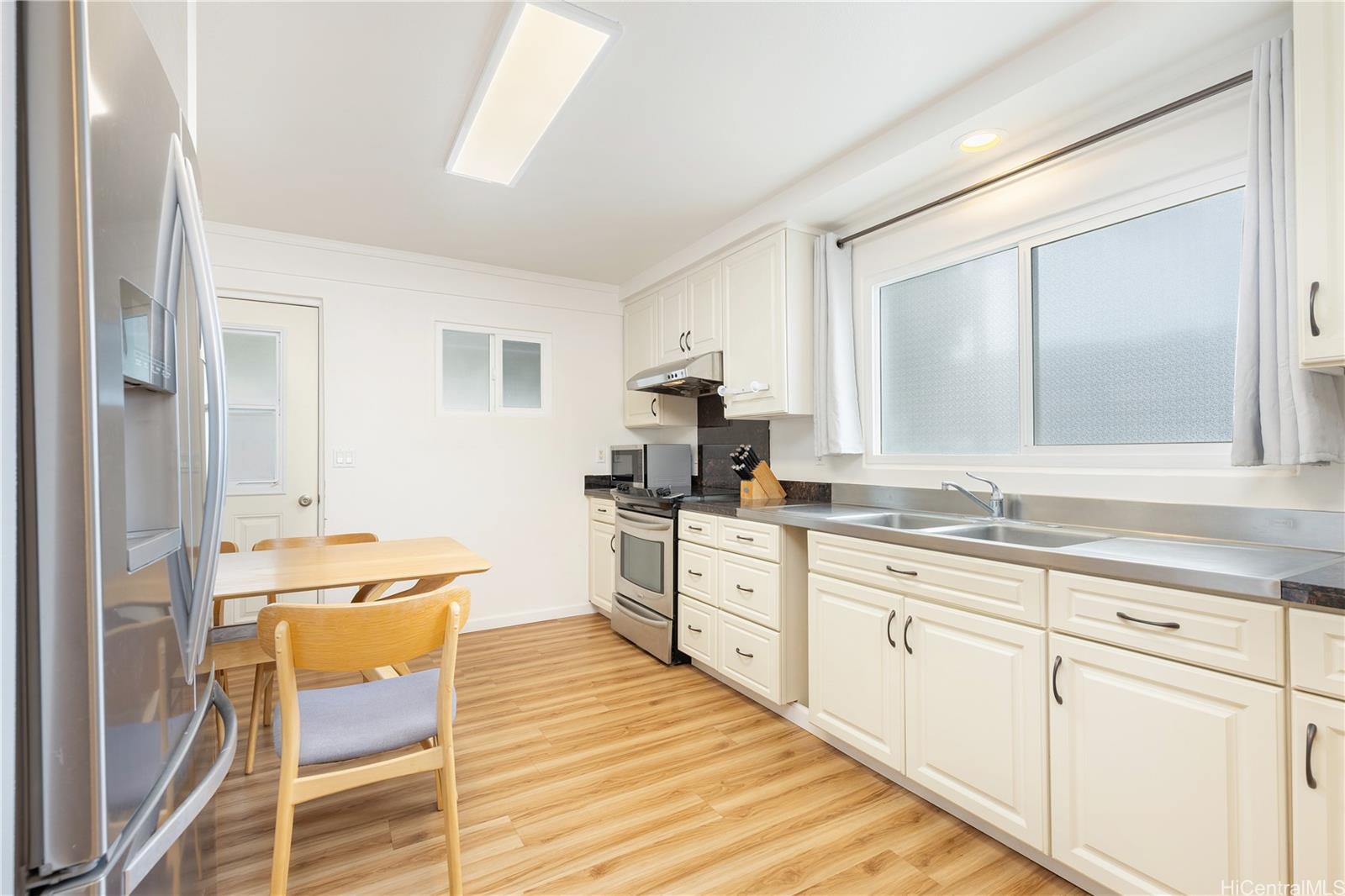 3024 Lakimau Street Honolulu - Multi-family - photo 6 of 25