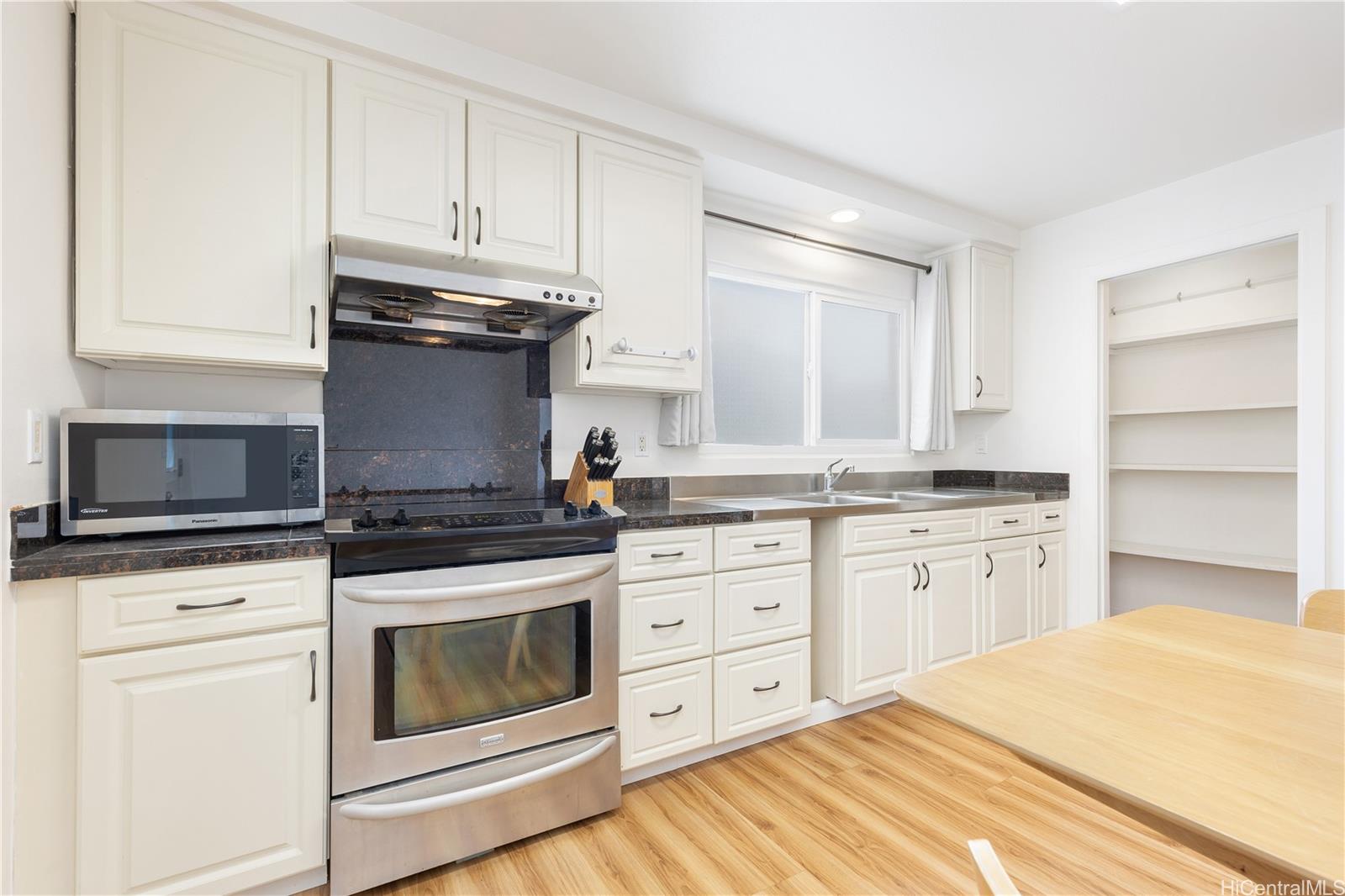 3024 Lakimau Street Honolulu - Multi-family - photo 7 of 25