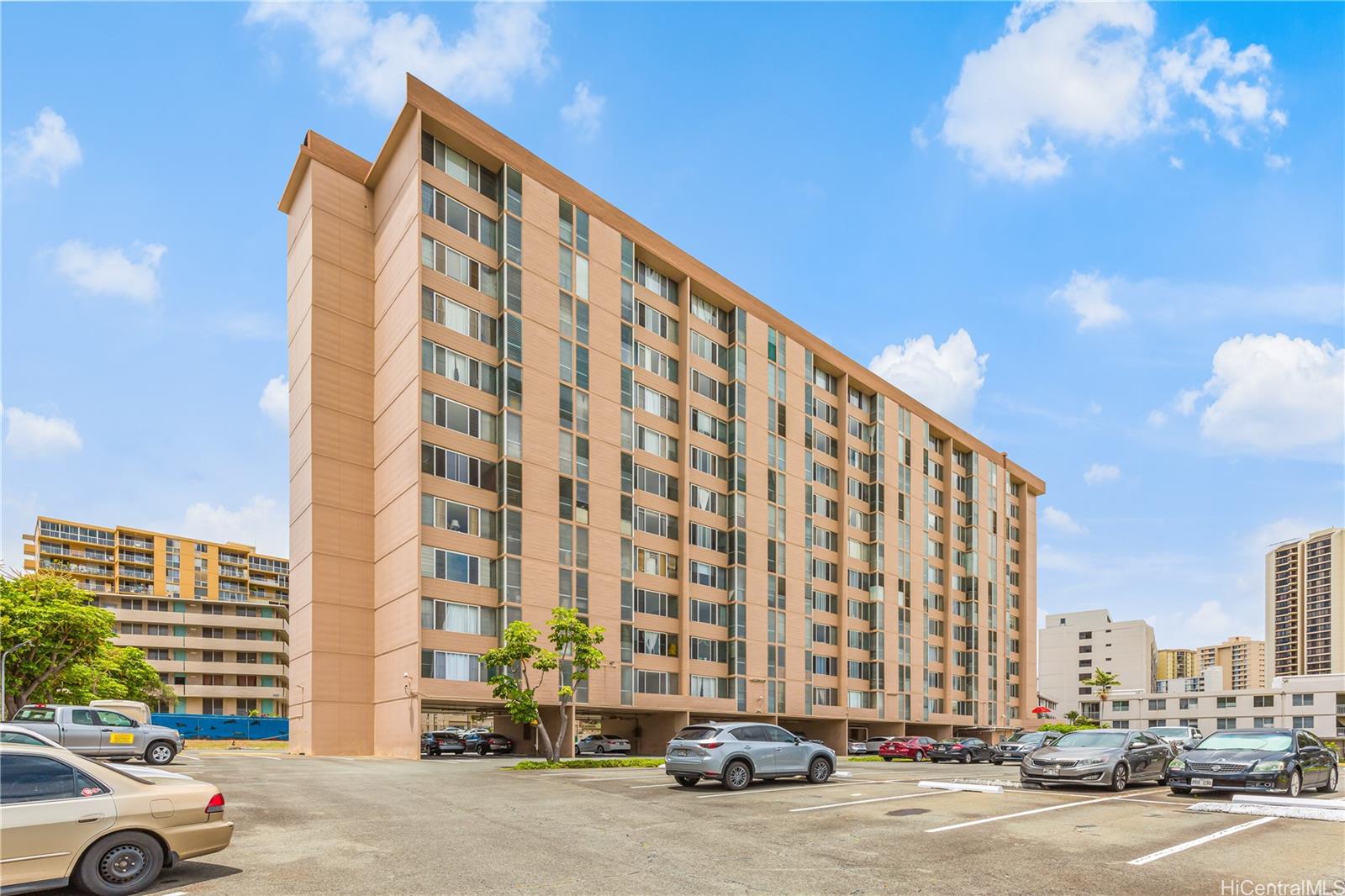 Lakeside Manor condos for sale in Salt Lake Oahu