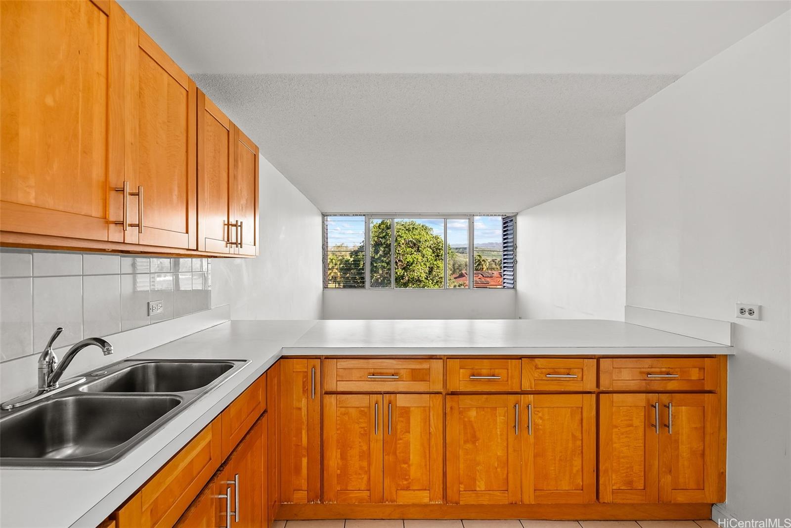 Lakeside Manor condo # 301, Honolulu, Hawaii - photo 2 of 16