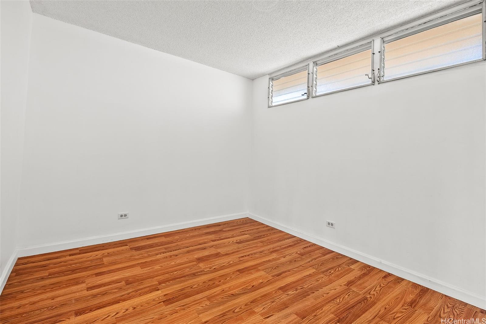 Lakeside Manor condo # 301, Honolulu, Hawaii - photo 11 of 16