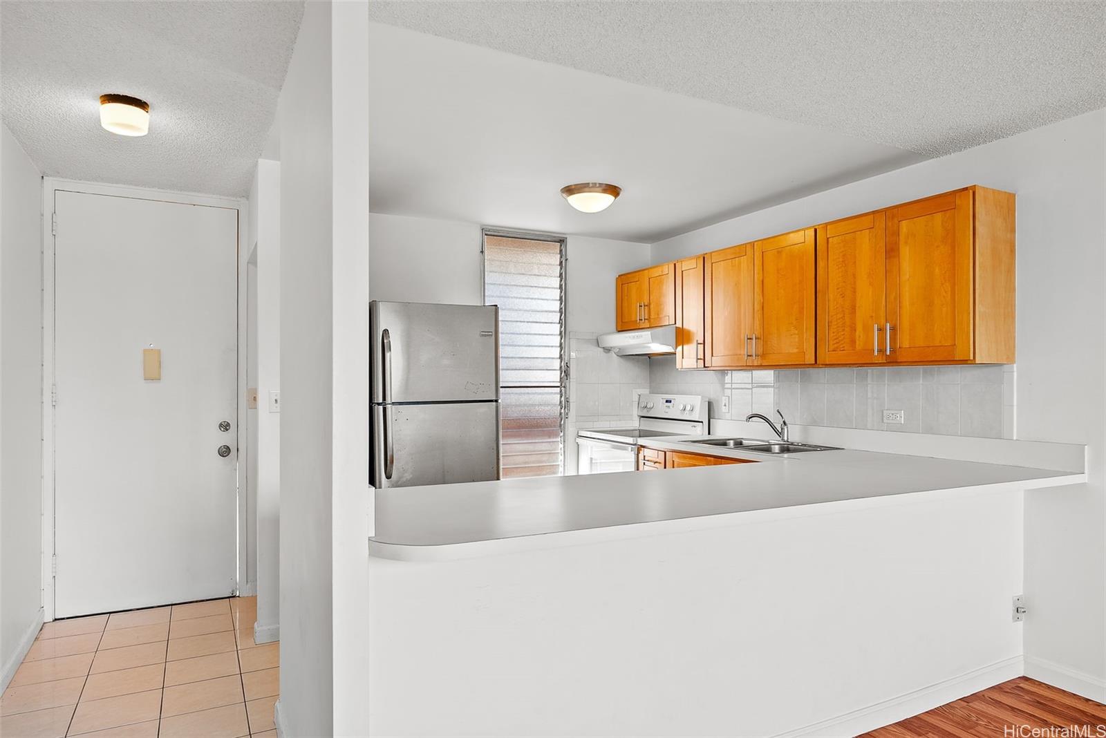 Lakeside Manor condo # 301, Honolulu, Hawaii - photo 5 of 16