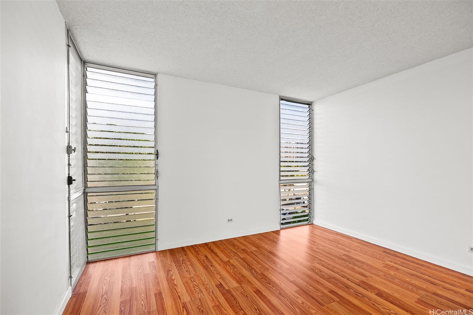 Lakeside Manor condo # 301, Honolulu, Hawaii - photo 6 of 16