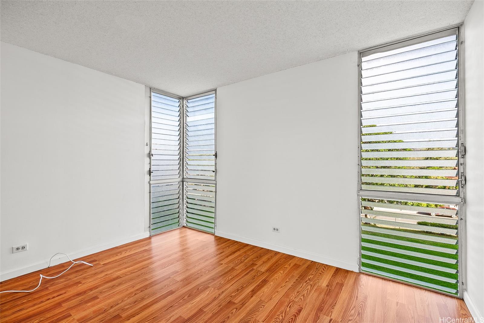 Lakeside Manor condo # 301, Honolulu, Hawaii - photo 7 of 16