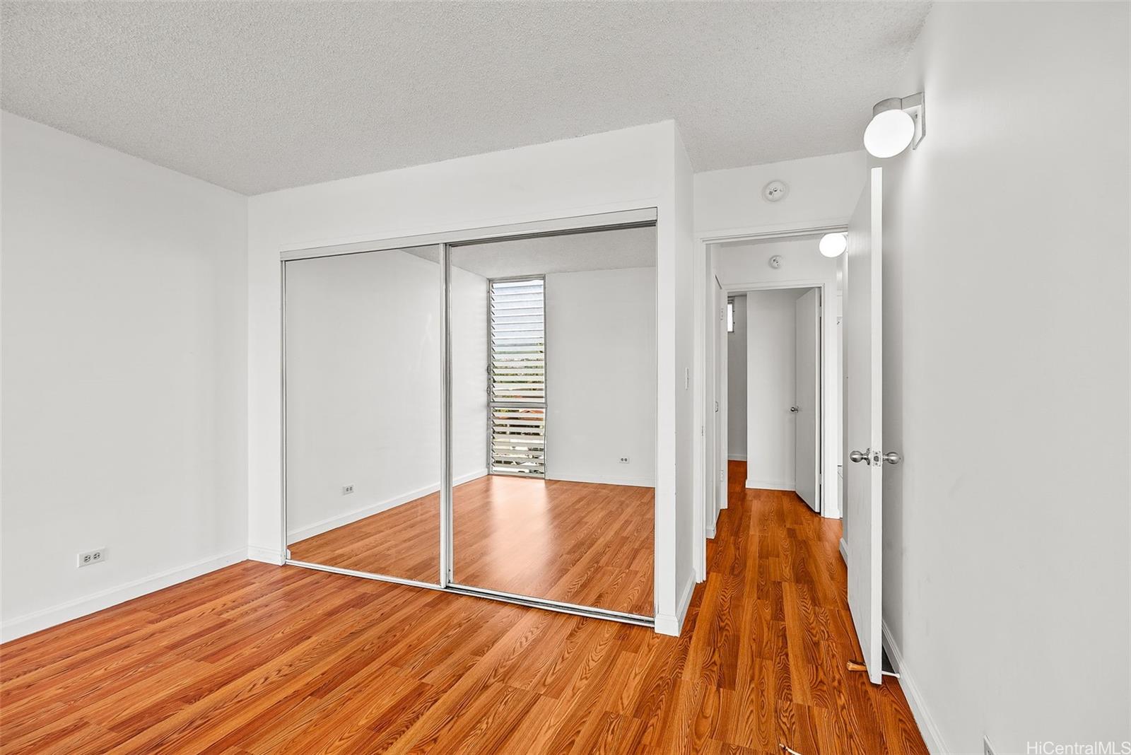 Lakeside Manor condo # 301, Honolulu, Hawaii - photo 8 of 16