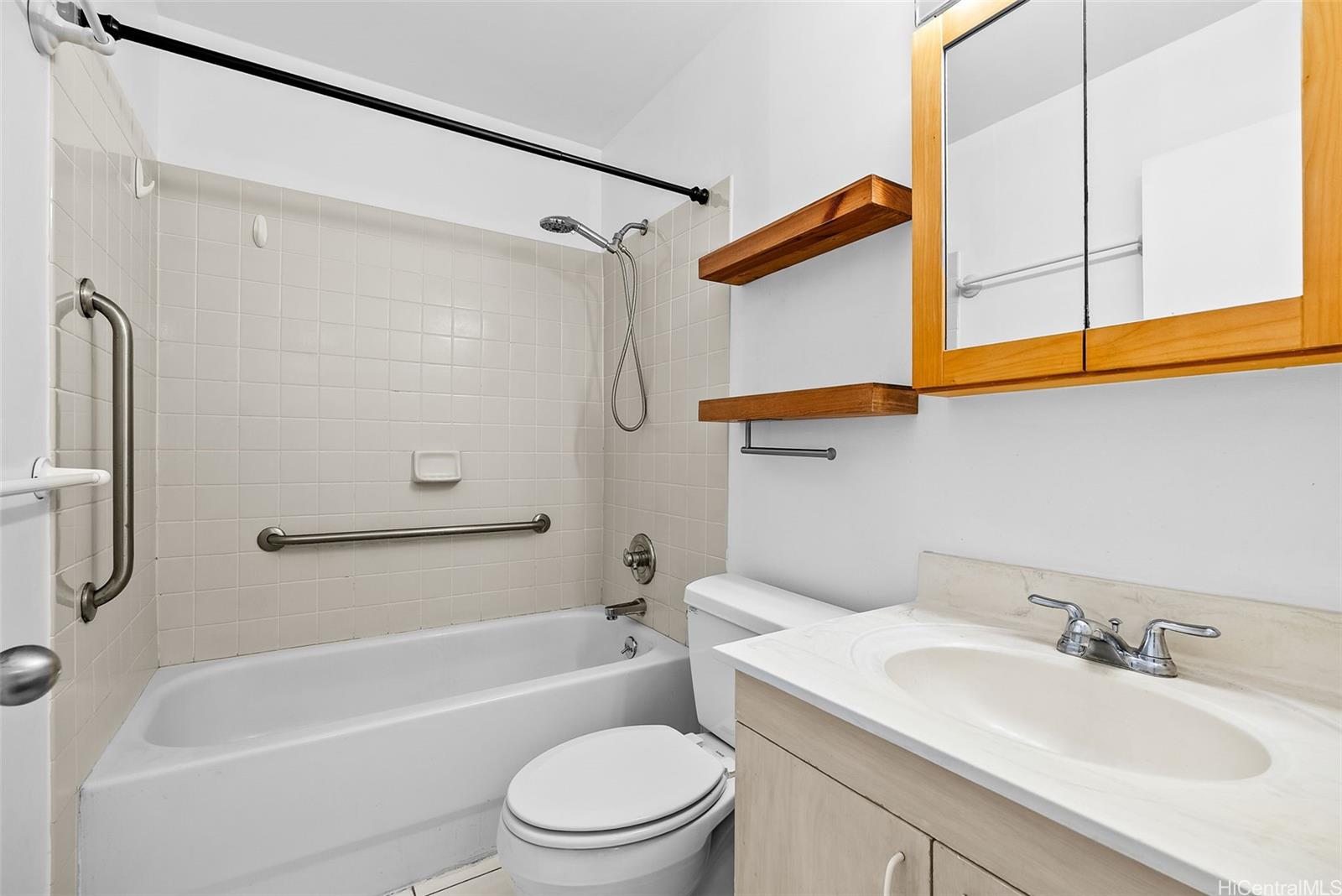 Lakeside Manor condo # 301, Honolulu, Hawaii - photo 9 of 16