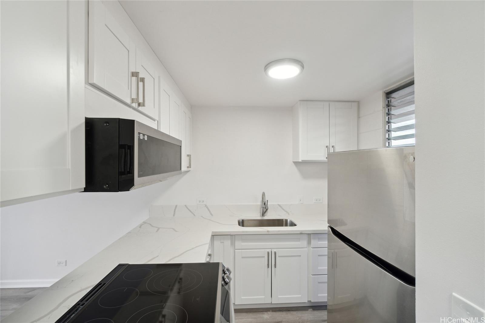 Lakeside Manor condos for sale in Salt Lake Oahu