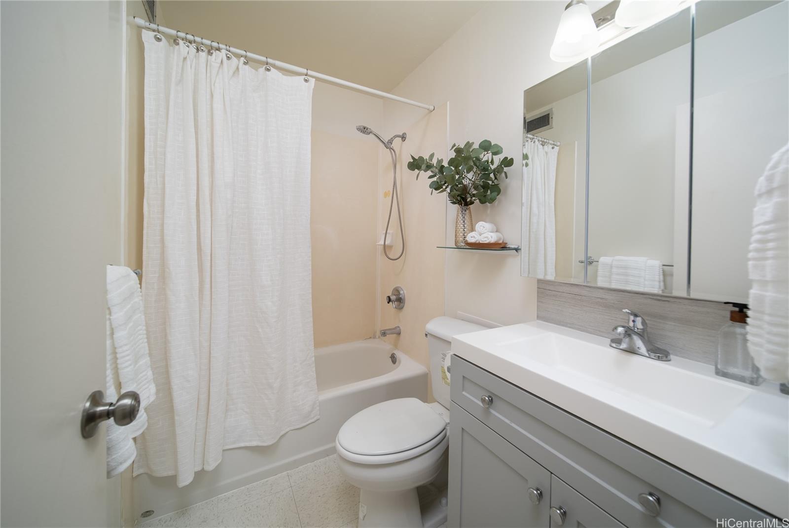 Lakeside Manor condo # 907, Honolulu, Hawaii - photo 15 of 25