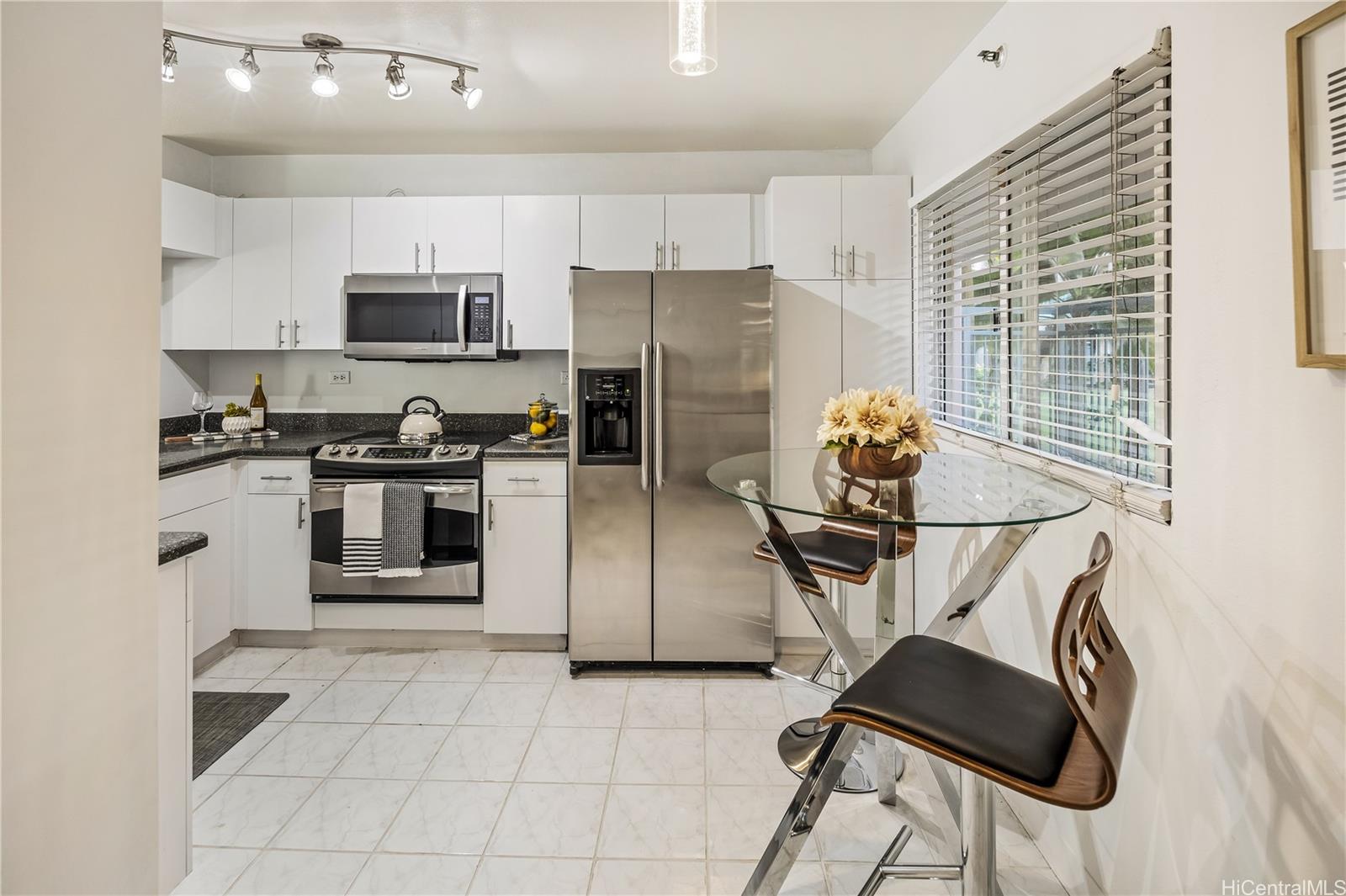 Country Club Village 5 condo # 110, Honolulu, Hawaii - photo 6 of 19