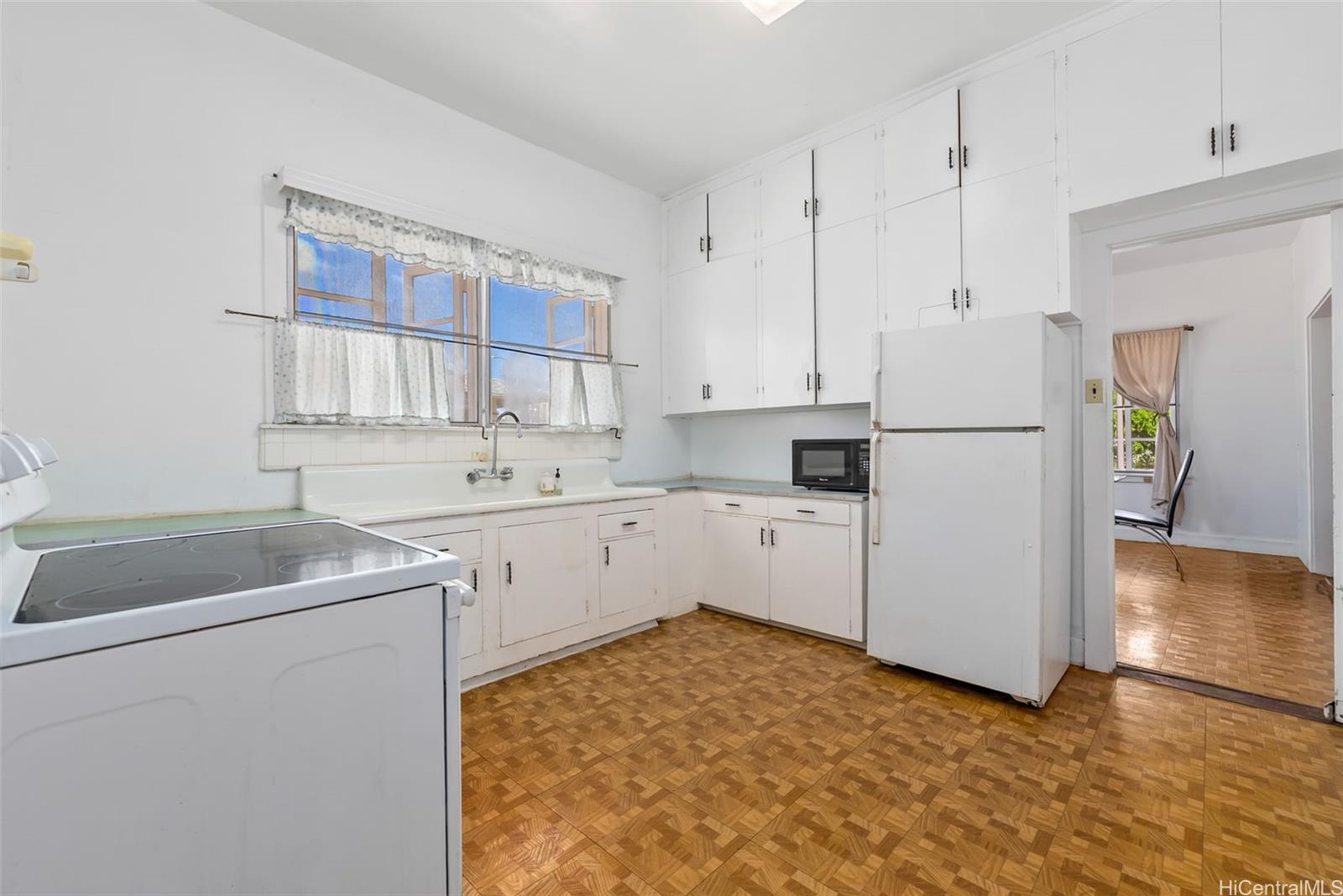 3115  Makini Street Kapahulu, Diamond Head home - photo 7 of 25