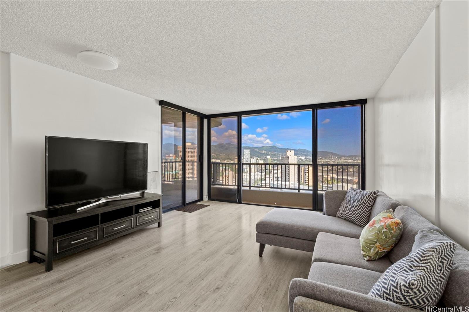 Horizon View Tower condo # 21D, Honolulu, Hawaii - photo 18 of 25