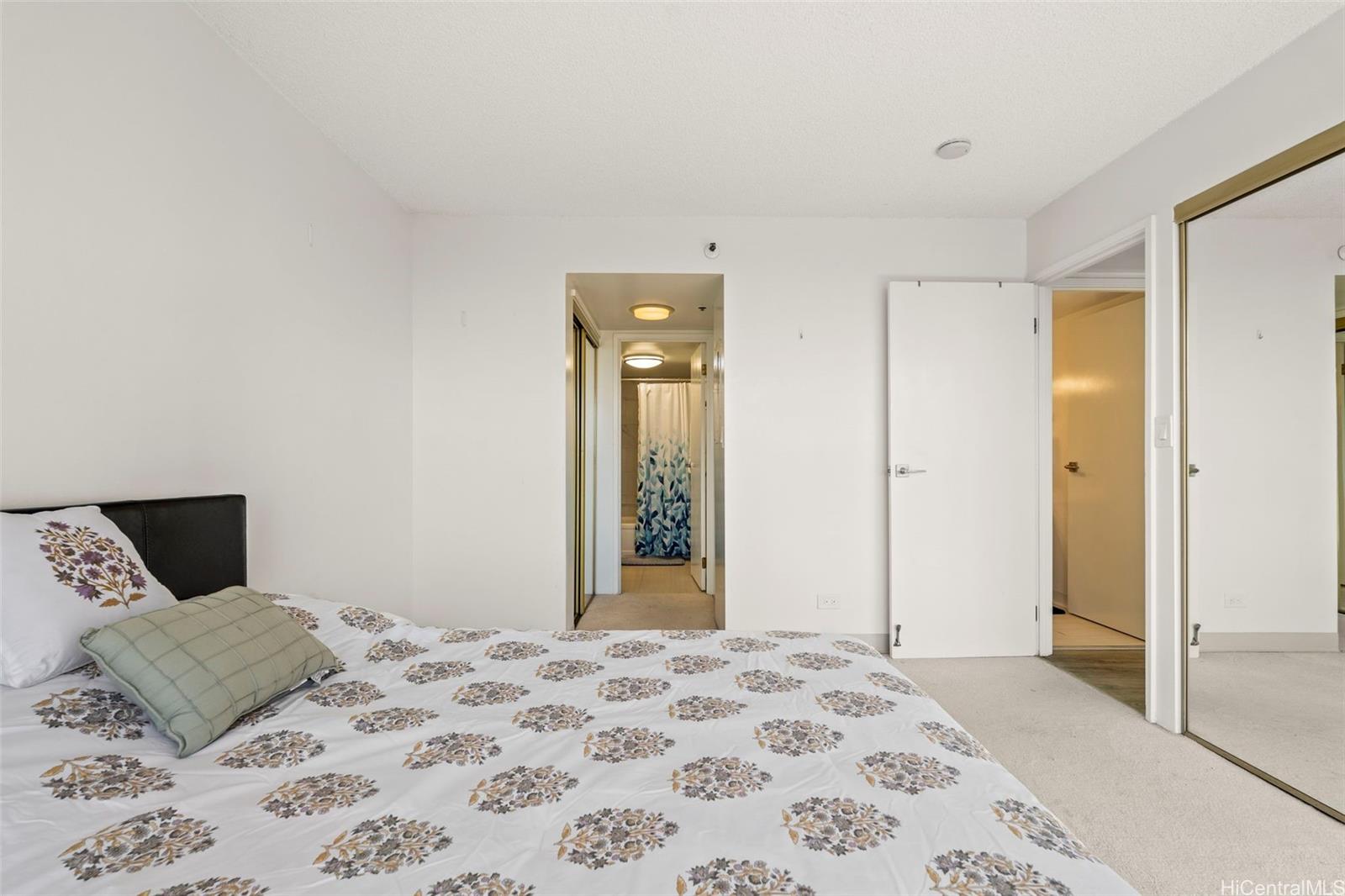 Horizon View Tower condo # 21D, Honolulu, Hawaii - photo 4 of 25