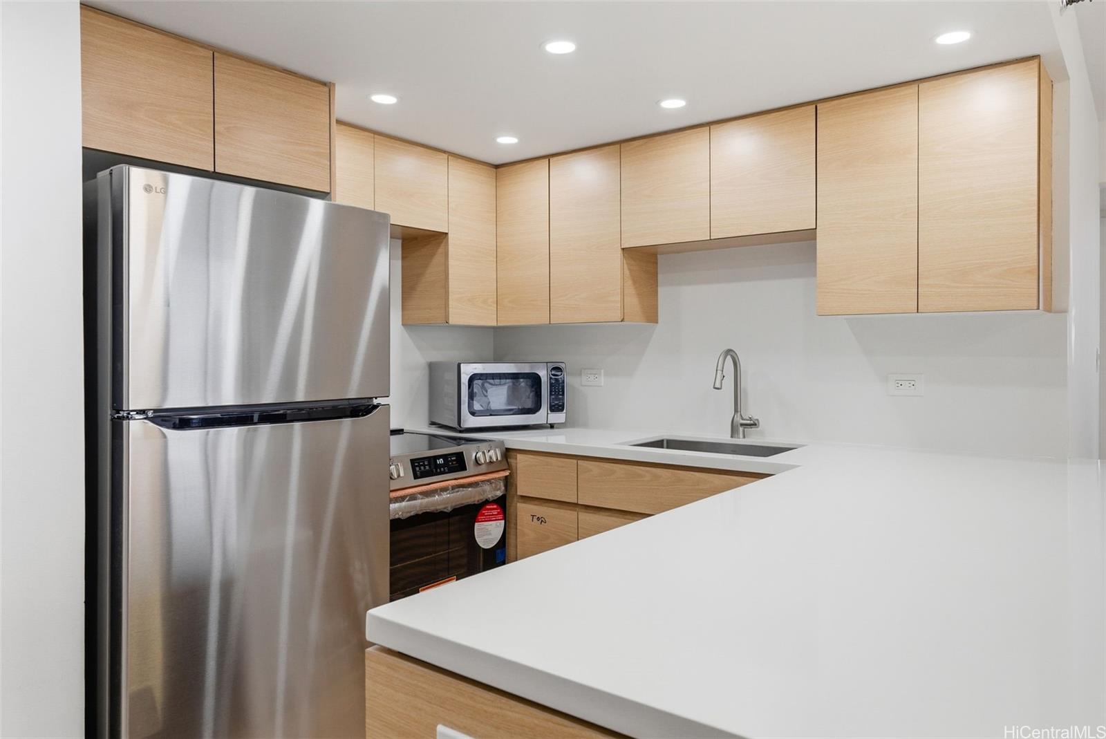 Horizon View Tower condo # 26C, Honolulu, Hawaii - photo 2 of 21