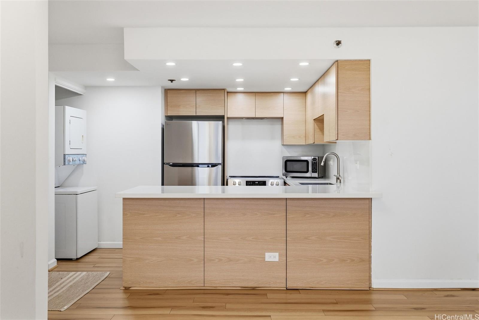 Horizon View Tower condo # 26C, Honolulu, Hawaii - photo 3 of 21