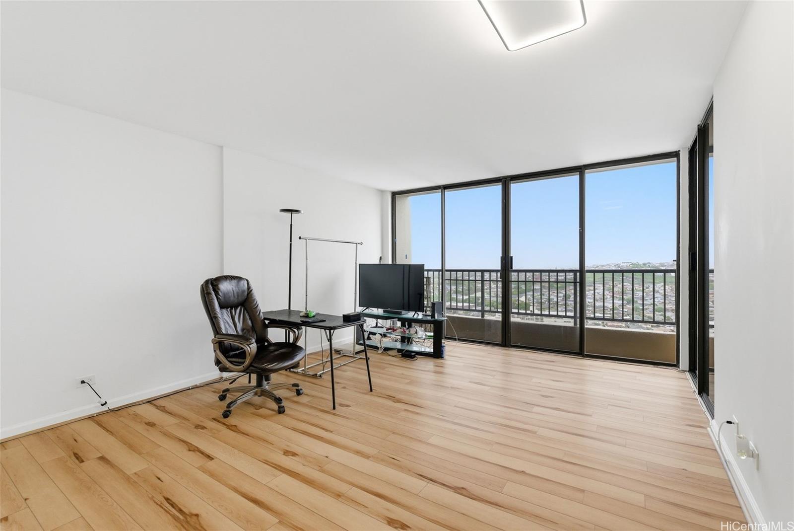 Horizon View Tower condo # 26C, Honolulu, Hawaii - photo 5 of 21