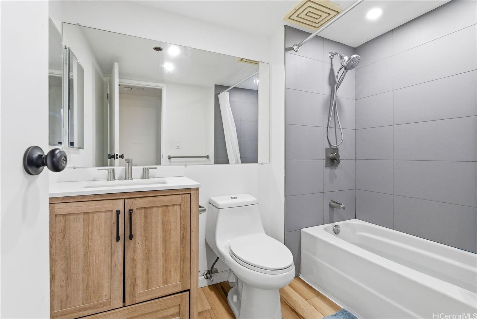 Horizon View Tower condo # 26C, Honolulu, Hawaii - photo 8 of 21