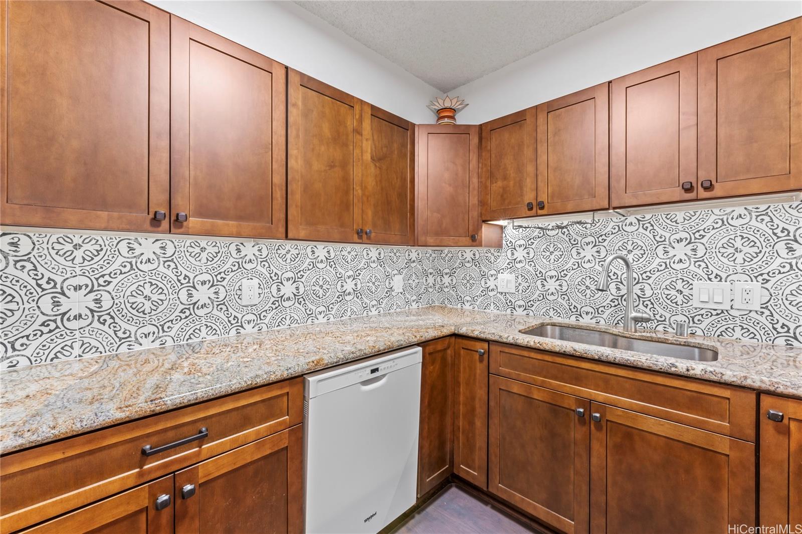 Regency Park condo # 325, Honolulu, Hawaii - photo 4 of 25