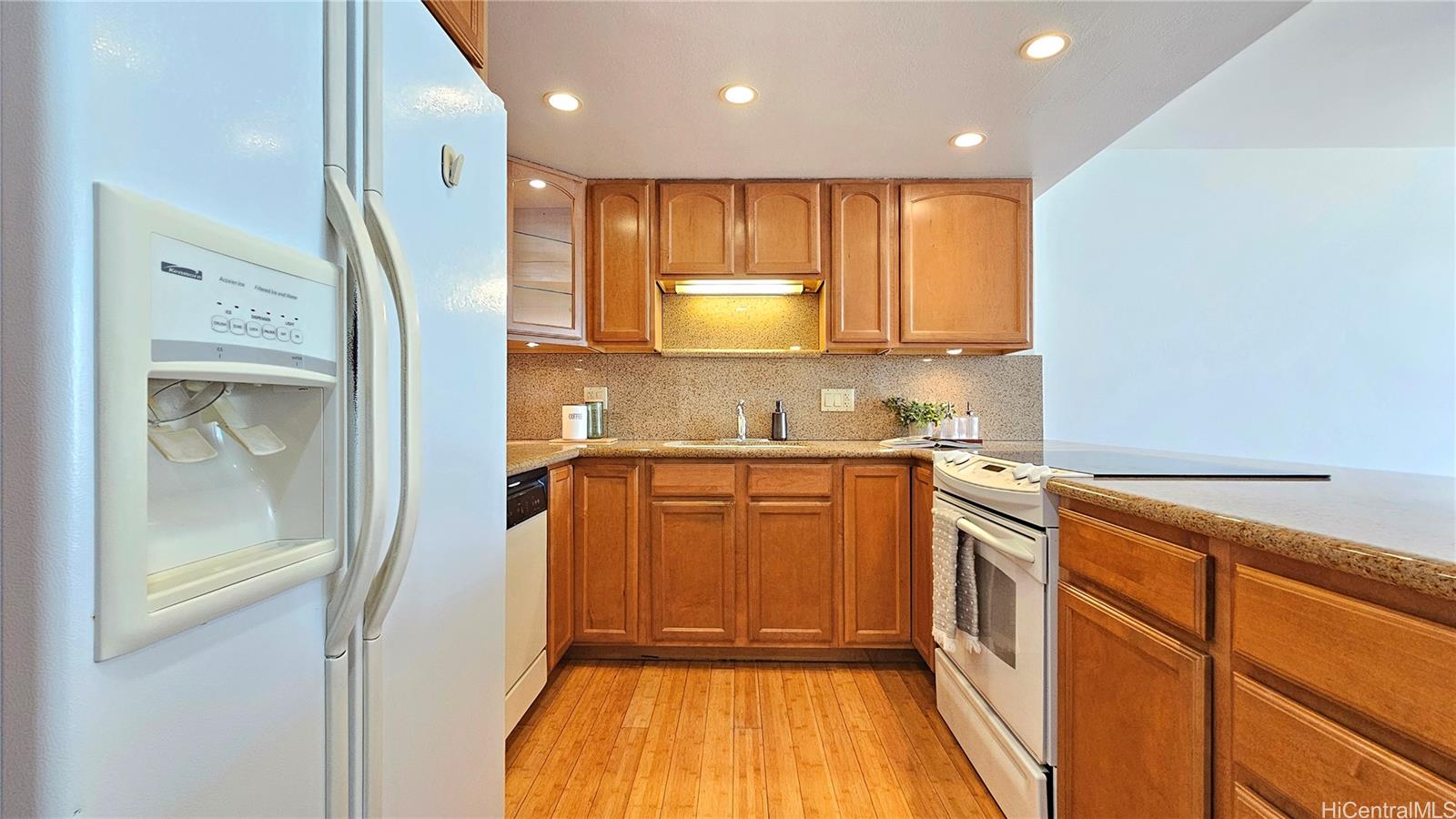 Regency Park condo # 422, Honolulu, Hawaii - photo 4 of 25