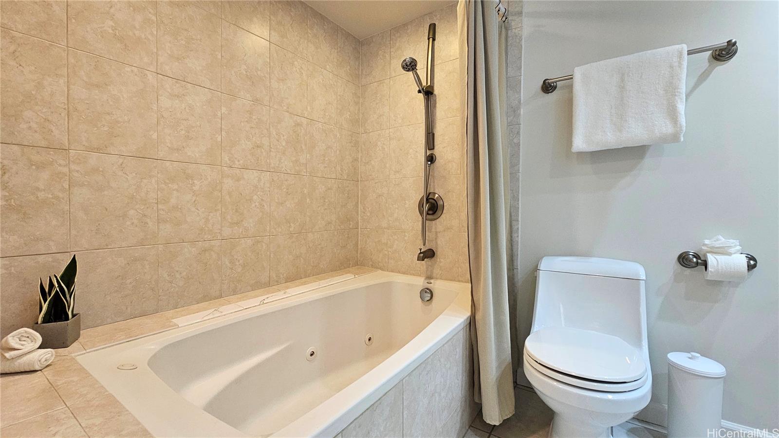 Regency Park condo # 422, Honolulu, Hawaii - photo 4 of 25