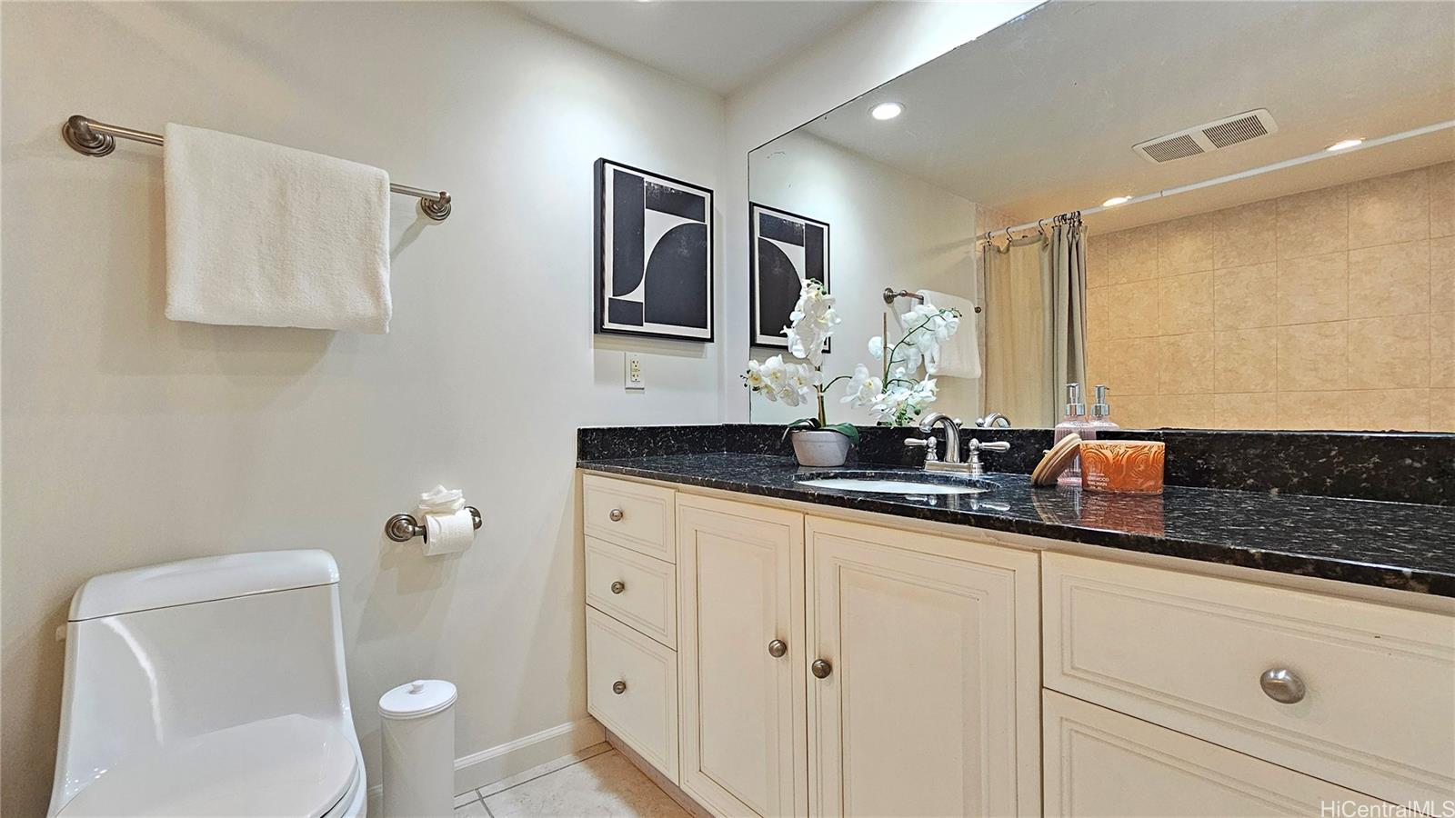 Regency Park condo # 422, Honolulu, Hawaii - photo 5 of 25