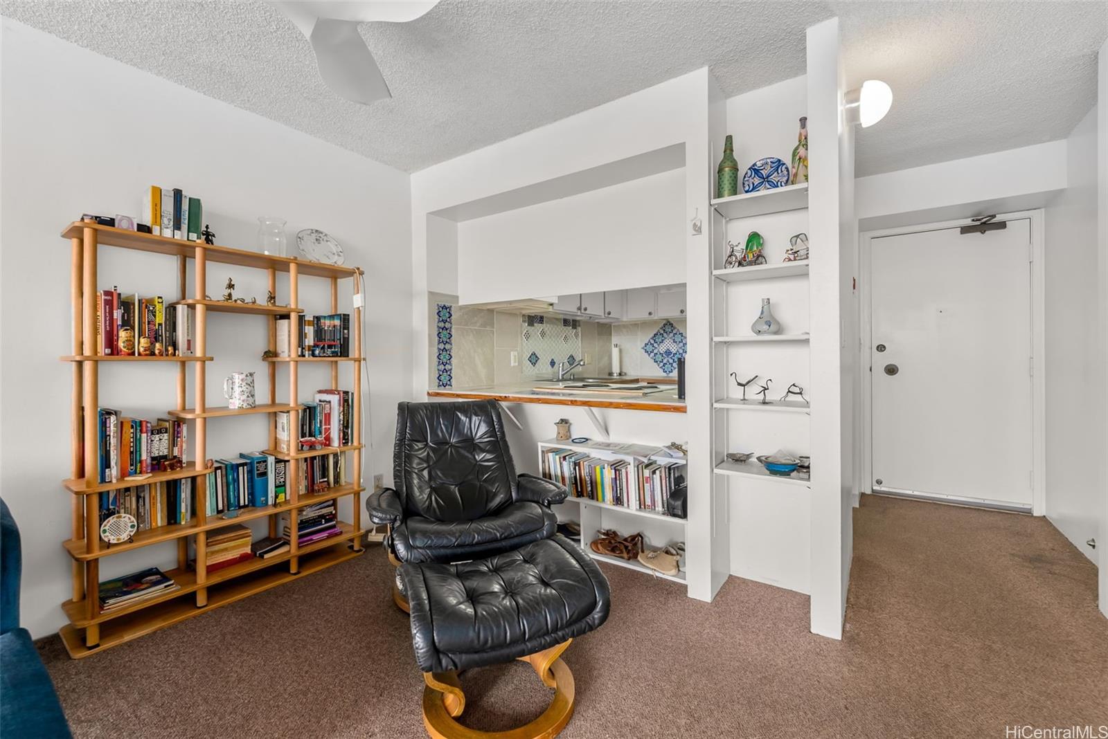 Regency Park condo # 916, Honolulu, Hawaii - photo 4 of 25