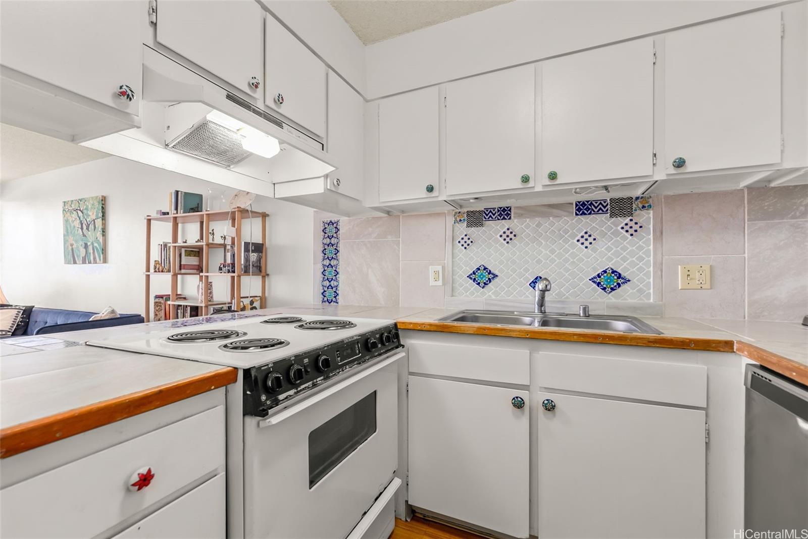 Regency Park condo # 916, Honolulu, Hawaii - photo 5 of 25