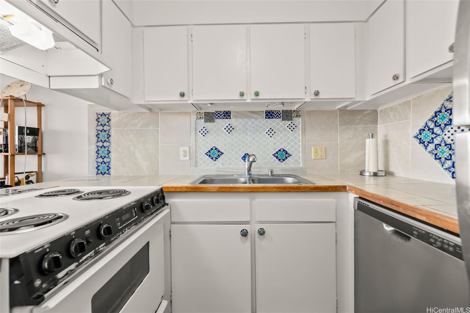 Regency Park condo # 916, Honolulu, Hawaii - photo 6 of 25