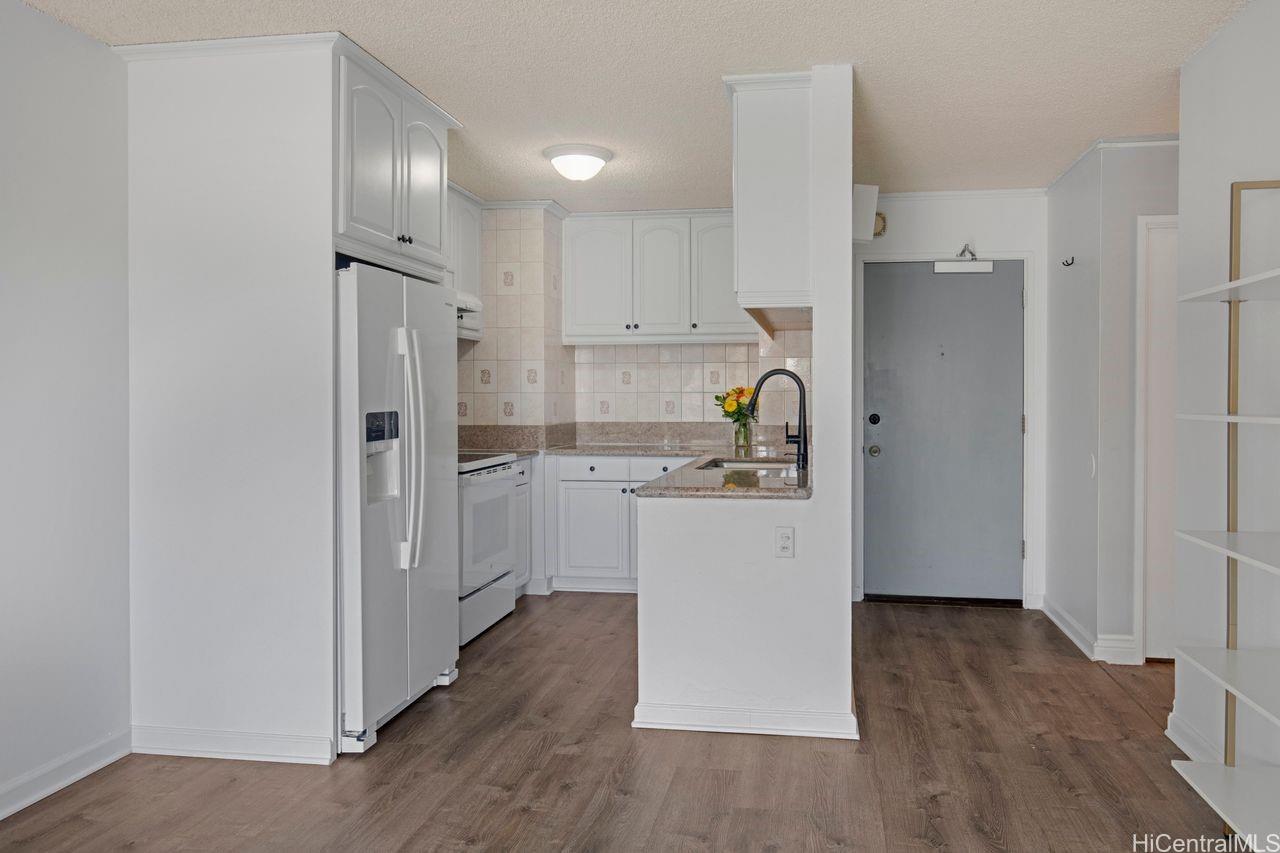 Century West condo # 811, Honolulu, Hawaii - photo 3 of 21