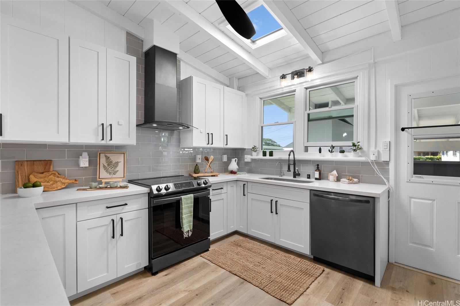 3175  Poelua Place Manoa Area, Honolulu home - photo 4 of 24