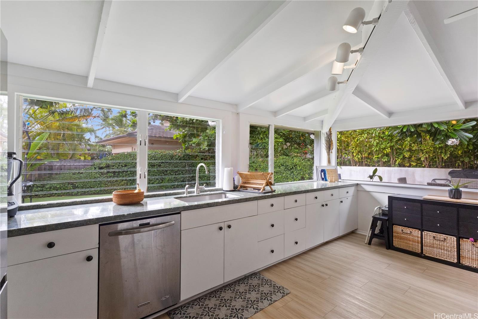 32  Pilipu Place Beachside, Kailua home - photo 4 of 25