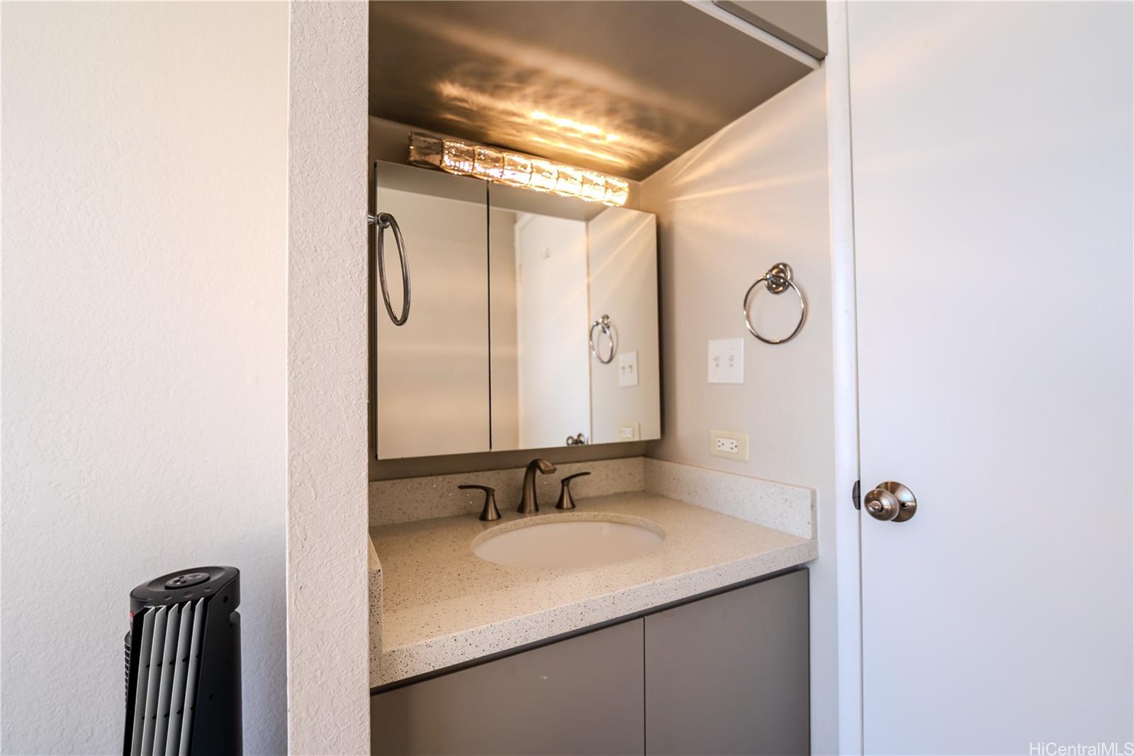 Monte Vista condo # 1103, Honolulu, Hawaii - photo 10 of 14