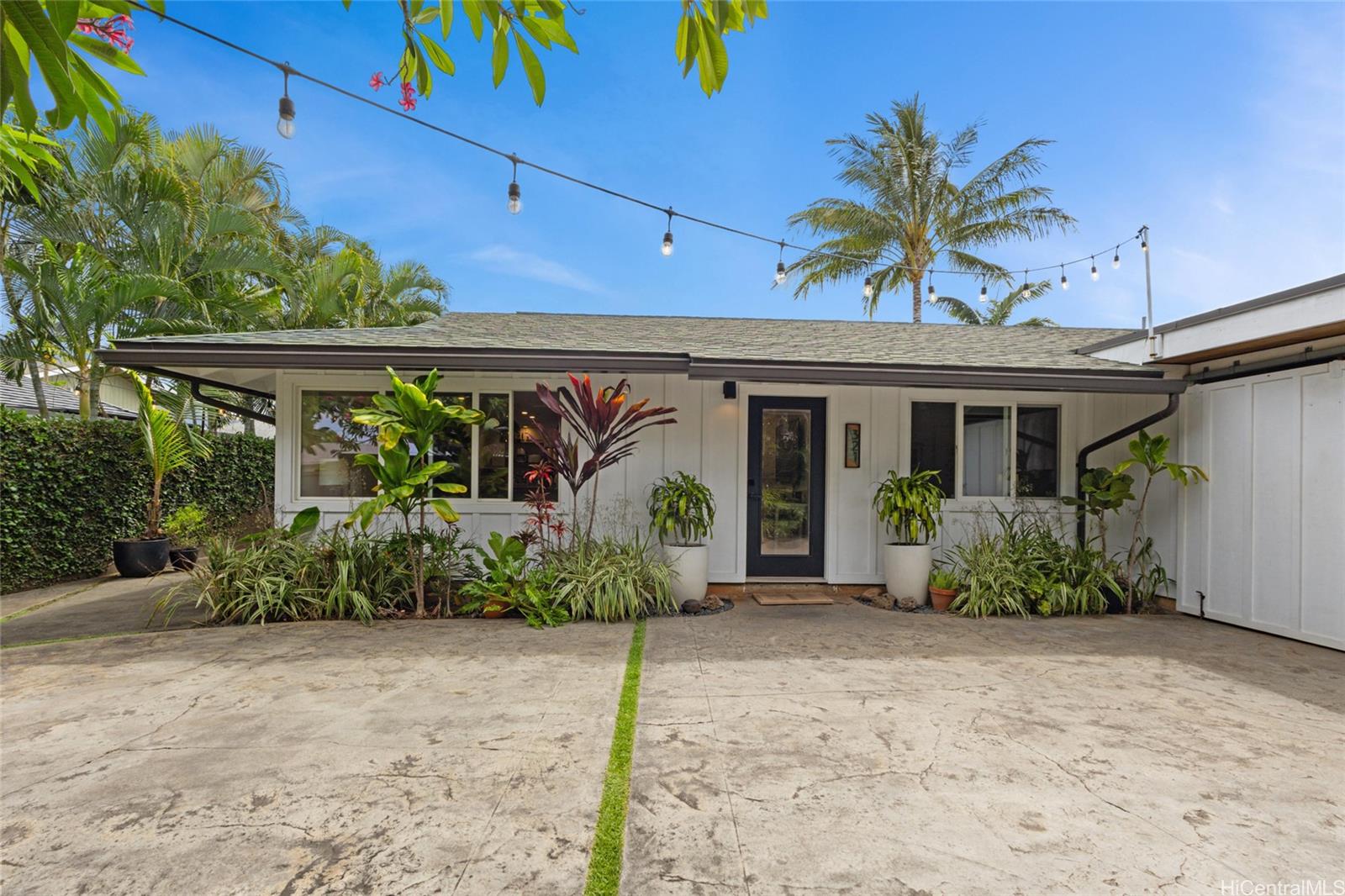 321  Kealahou Place Coconut Grove, Kailua home - photo 2 of 25
