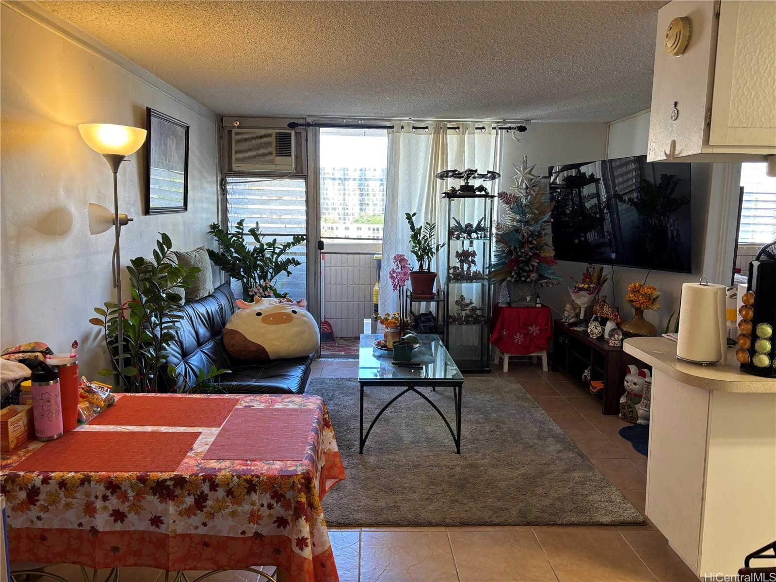 Sunset Lakeview condo # B404, Honolulu, Hawaii - photo 3 of 11