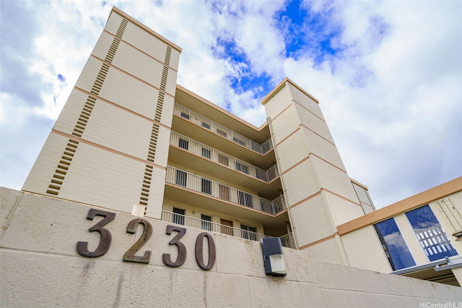 Lakeside Coronet condo # 303, Honolulu, Hawaii - photo 21 of 25