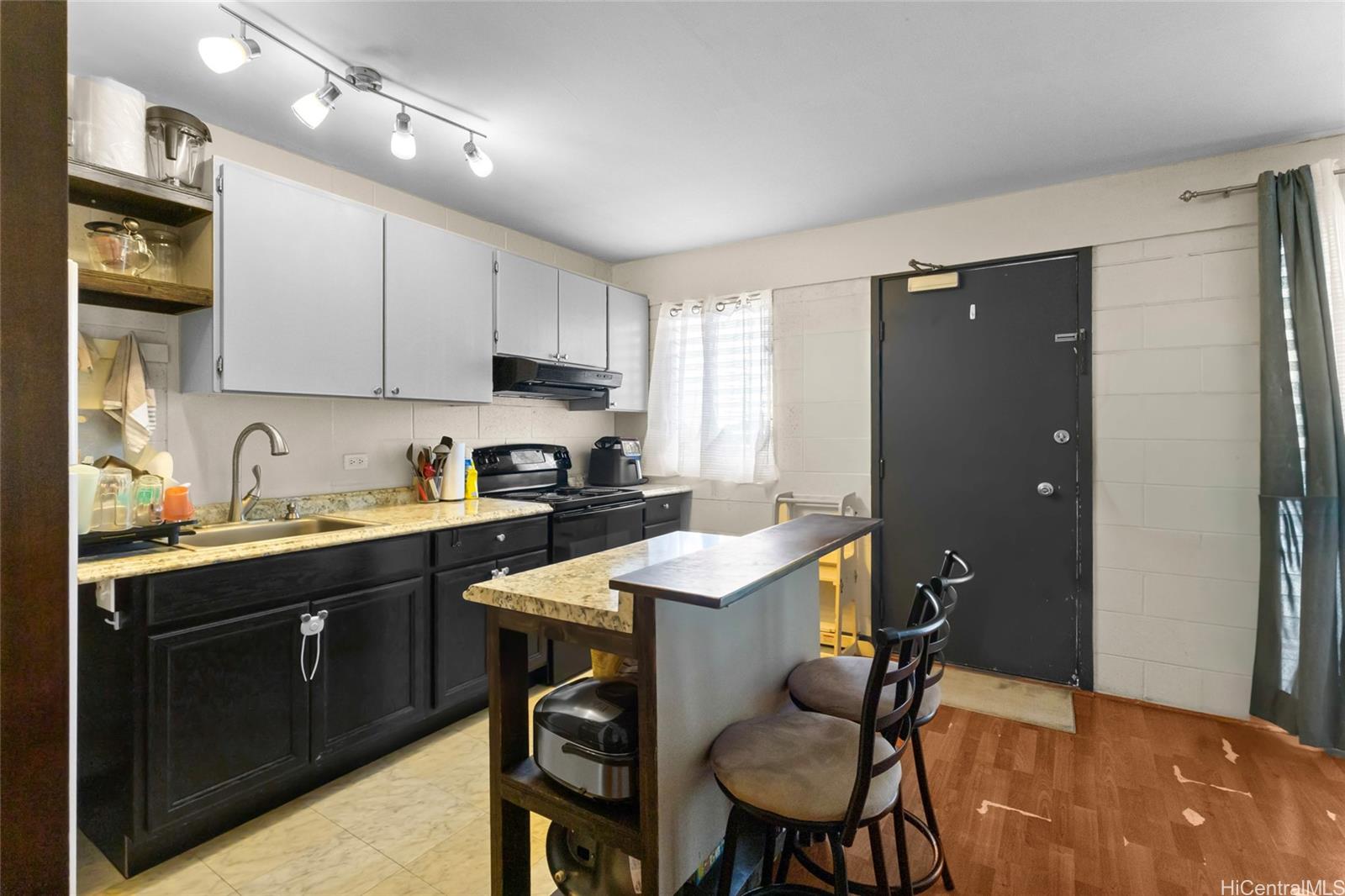 Lakeside Coronet condo # 402, Honolulu, Hawaii - photo 2 of 22