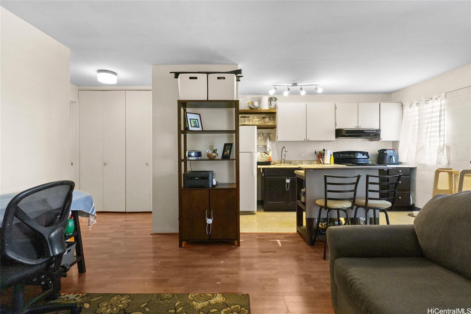 Lakeside Coronet condo # 402, Honolulu, Hawaii - photo 3 of 15