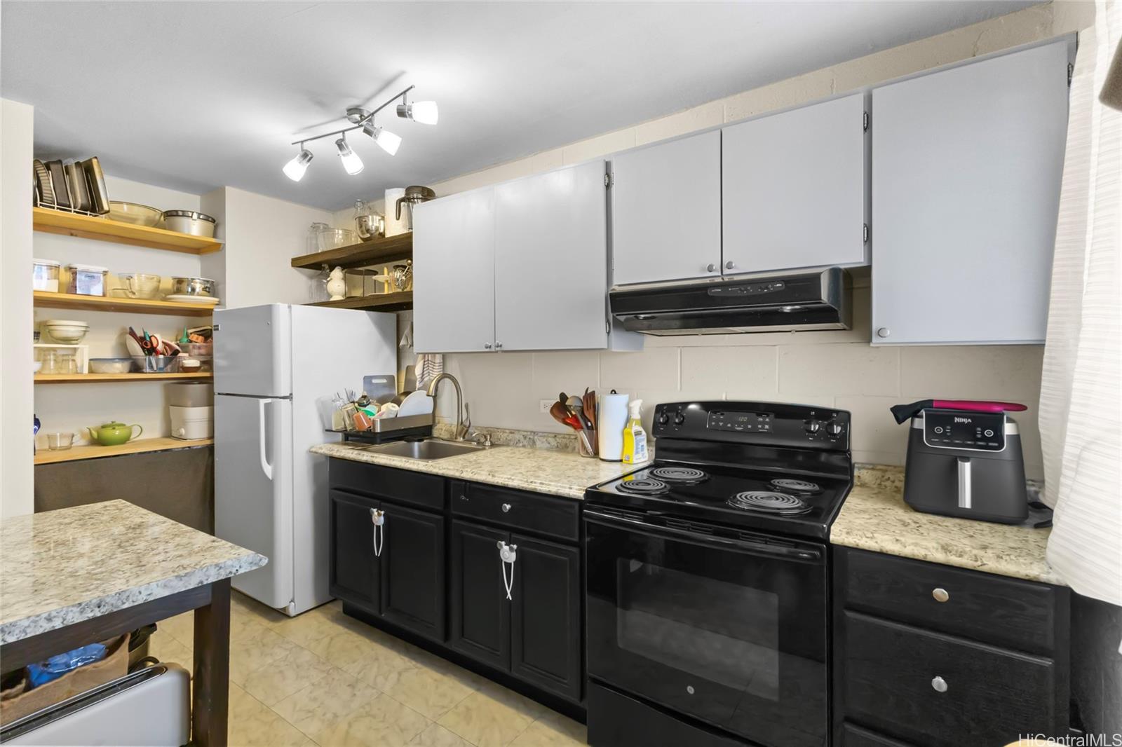 Lakeside Coronet condo # 402, Honolulu, Hawaii - photo 4 of 22